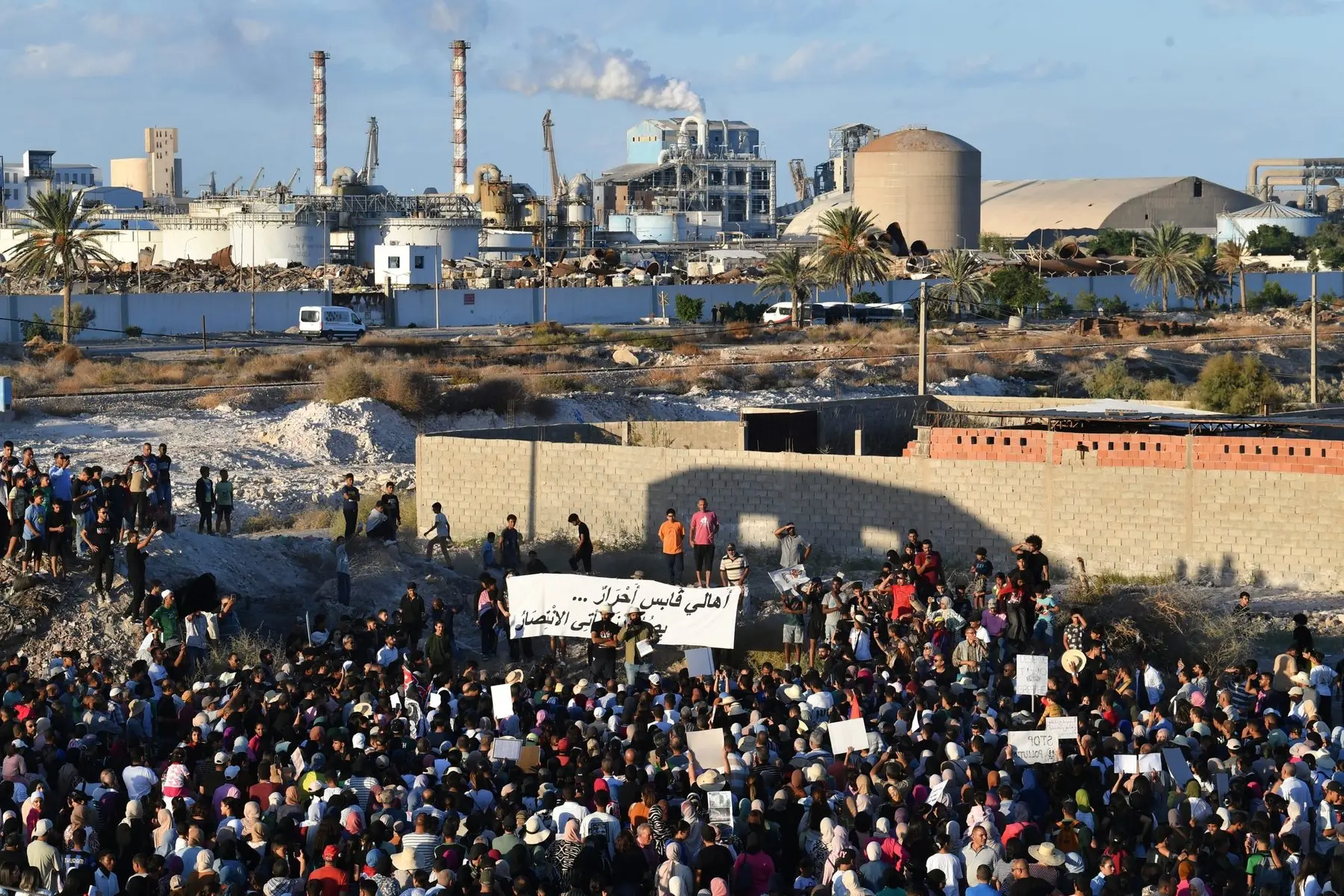 Lors d’une précédente marche à Gabès, le 31 octobre 2025, pour exiger le démantèlement de l’usine étatique de traitement de phosphates. © AFP